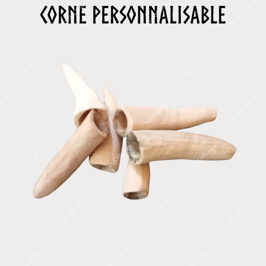 Pendentif artisanal en bois – Corne personnalisable